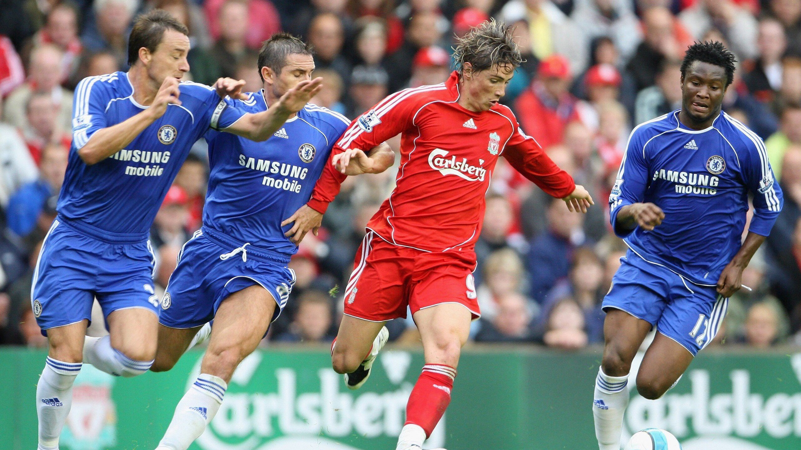 阿根廷队在足球比赛中取得激动人心的胜利,阿根廷 队